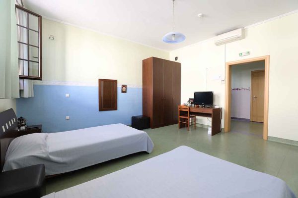 Δίκλινο δωμάτιο στη Στέγη Υποστηριζόμενης Διαβίωσης "ΑΛΚΥΟΝΗ"